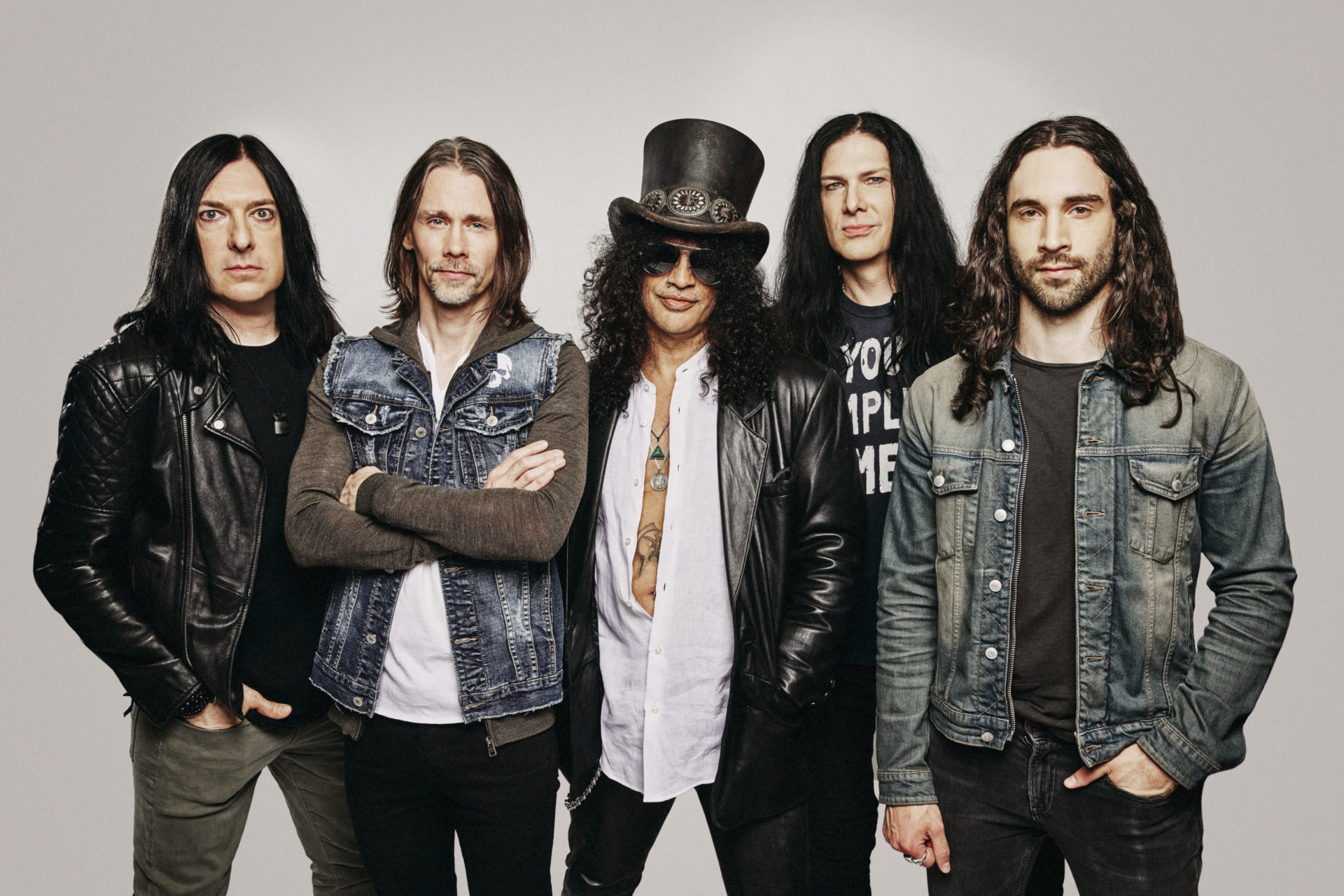 Slash posing for a photograph with all of his bandmates
